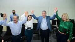Leonel Fernández juramenta en la Fuerza del Pueblo diputada Ivannia Rivera