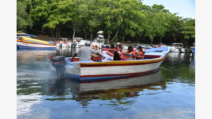  Turistas hacen el recorrido por la Laguna Gri Gri hasta Playa Caletón. Foto: Emil Socías.