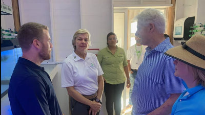  Bill y Hillary Clinton comparten con empleados del Grupo Puntacana
