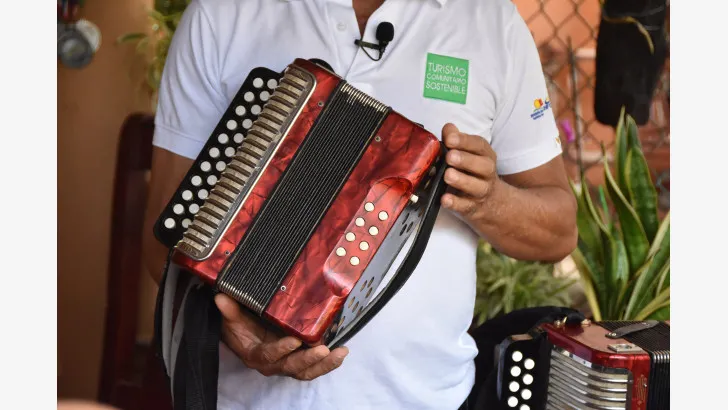  Facundo se inició en el oficio de 'afinar' los acordeones en los años 70 y hoy en día está entre los primeros transportadores del país. ©Emil Socías/acento.com.do
