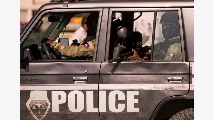  Policías armados patrullan las calles, hoy en Puerto Príncipe (Haití). La capital vivió esta mañana una relativa normalidad, tras tres días de huelga general, debido al desabastecimiento de combustible, que aún persiste. EFE/ Orlando Barría