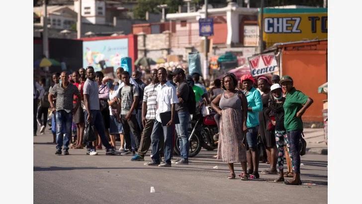  Varias personas esperan infructuosamente transporte público, hoy en Puerto Príncipe (Haití). La capital vivió esta mañana una relativa normalidad, tras tres días de huelga general, debido al desabastecimiento de combustible, que aún persiste. EFE/ Orlando Barría