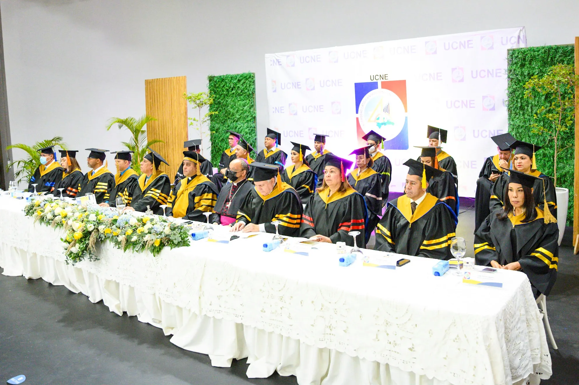 Las principales autoridades de la UCNE presiden la ceremonia de graduación.