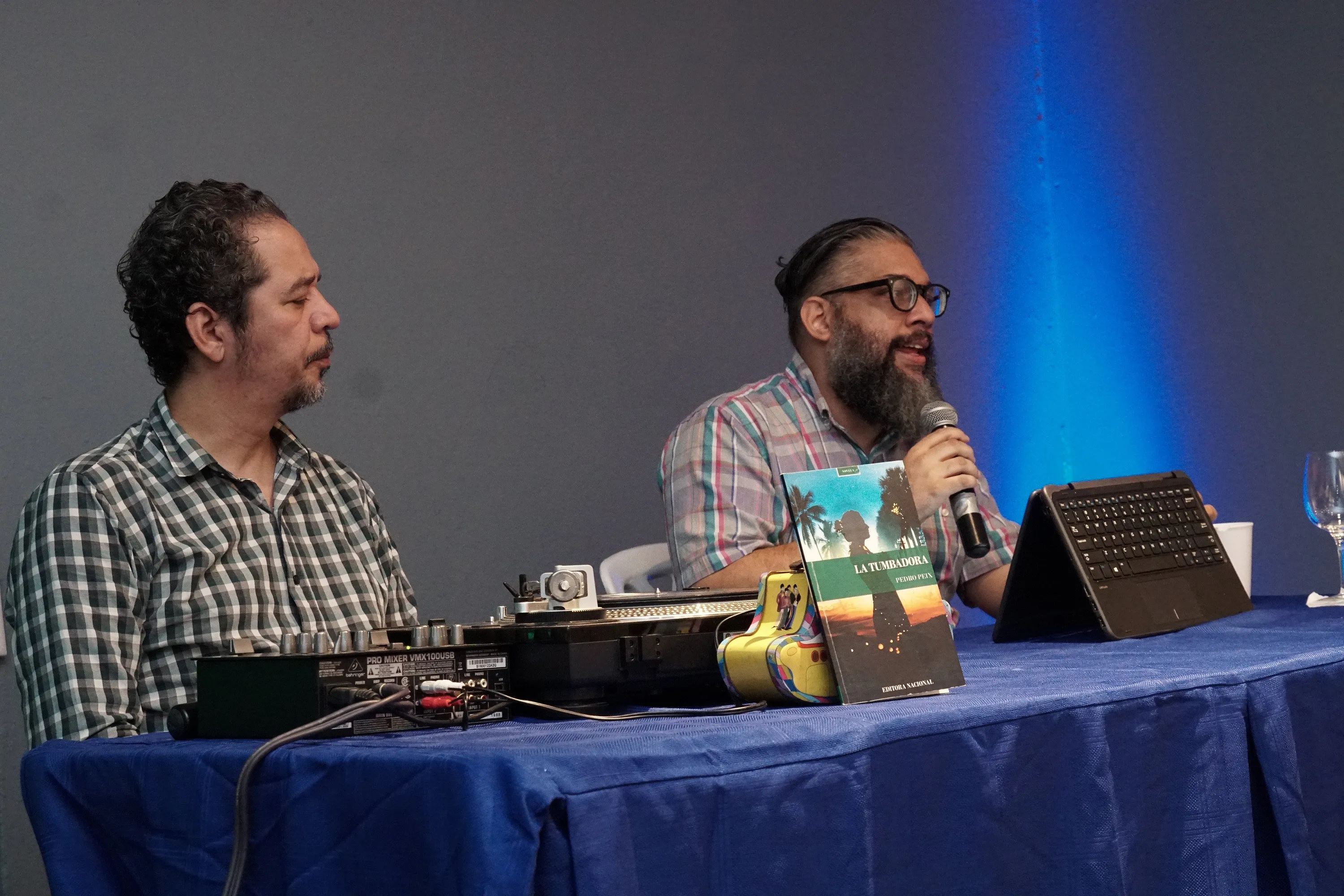 El investigador musical Manuel Betances y el escritor Luis Reynaldo Pérez, durante el desarrollo de uno de los conversatorios Libros que Suenan, ofrecidos en el Centro Cultura Banreservas.